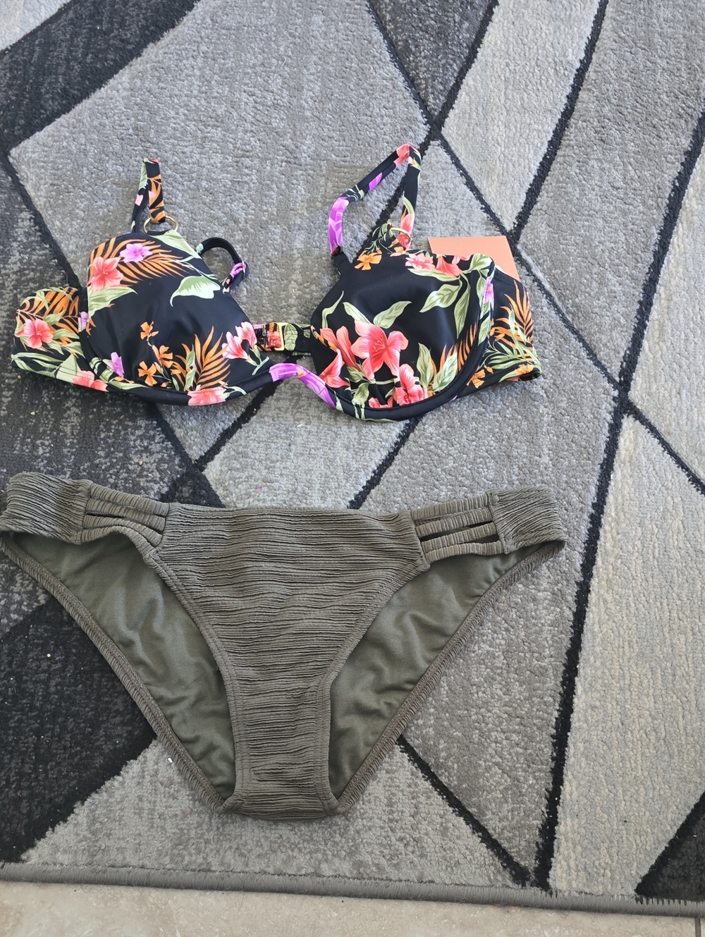Billabong Olive Bottoms Floral Top Sz Med Nwt